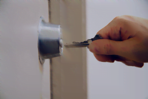 inserting-key-in-lock